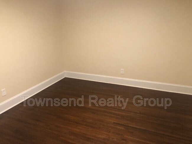 Building Photo - 3649 Dresden Dr E