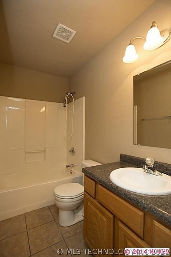 Building Photo - Beautiful 3 Bed 2 Bath Home with New Plank...