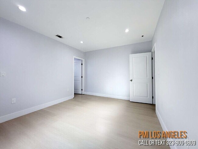 Building Photo - 208 E 87th St