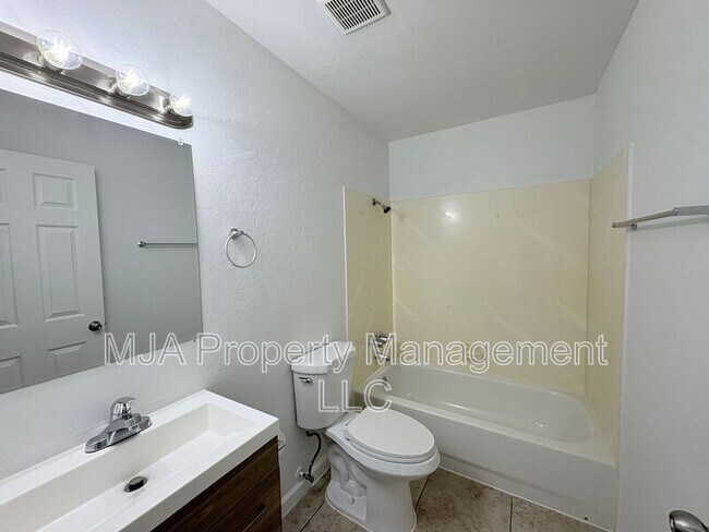 Building Photo - 2523 S Lakecrest Dr