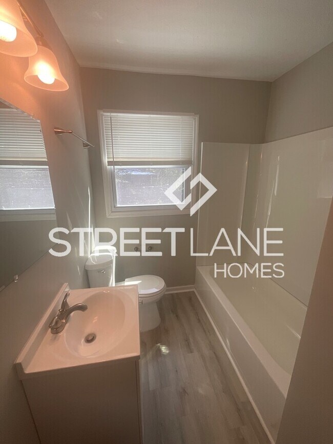 Building Photo - 1/2 MONTHS RENT FREE WITH A SIGNED LEASE B...