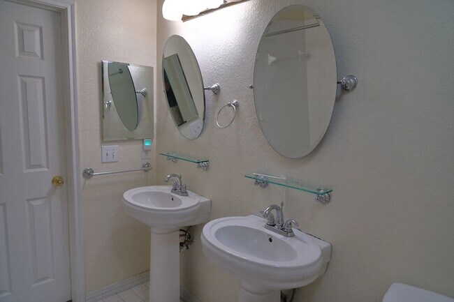 Building Photo - 2900 Bluffs Ct