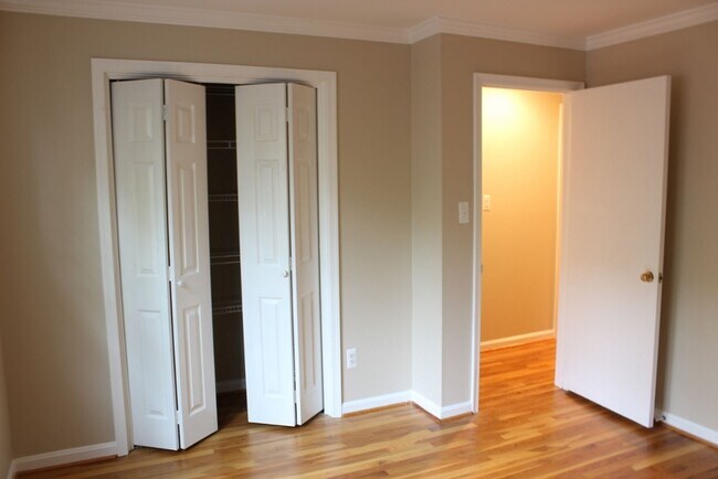 Building Photo - Beautiful 3 bed 2.5 Bath End Unit Brick To...