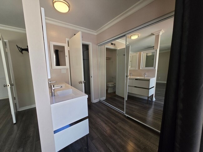 Building Photo - Spacious Northridge Family home near the N...