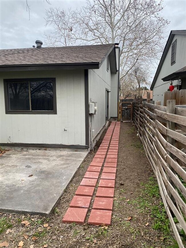 Building Photo - Cute 2/1 duplex with a garage