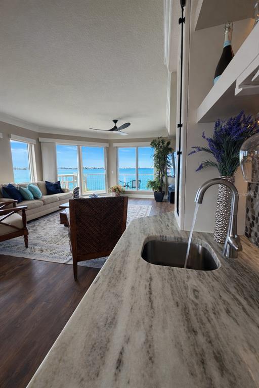 Building Photo - 6025 Sun Blvd