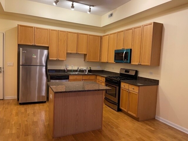 Primary Photo - 1464 S Michigan Ave