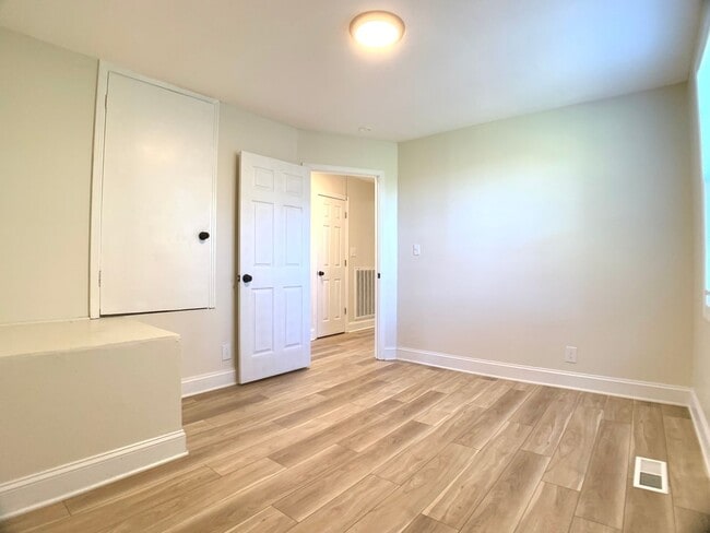 Building Photo - 47 Maple St