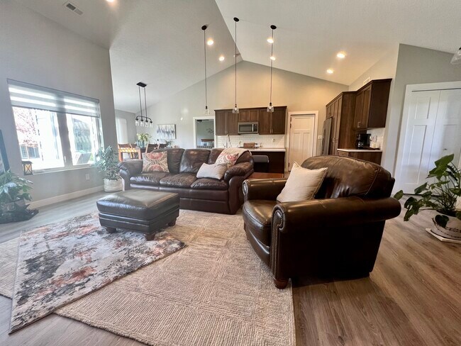 Living Room - 725 Melendy Ln