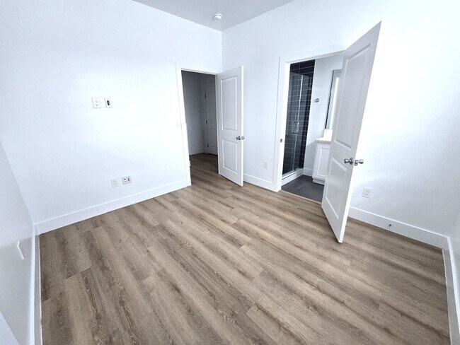 Building Photo - 3920-3922 1/2 Brighton Ave