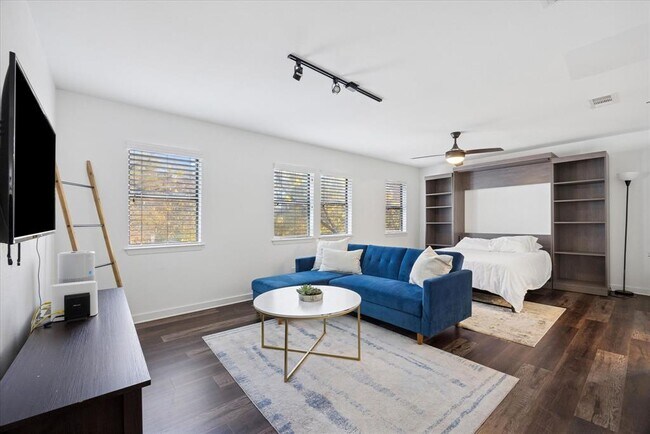 Building Photo - 604 Pressler St