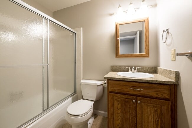 Building Photo - Duplex located just a block from the ocean!