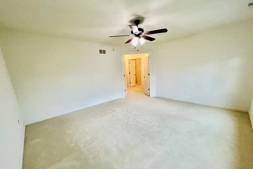 Building Photo - 16499 Beverly Dr