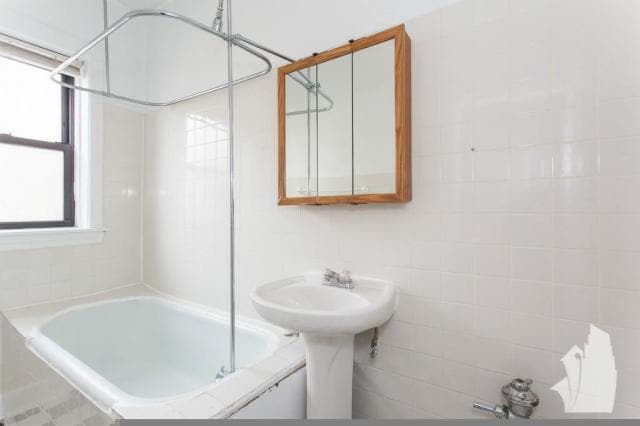 Building Photo - 1 bedroom in Chicago IL 60657