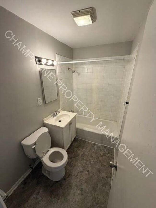 Building Photo - 615/617 Deweese St