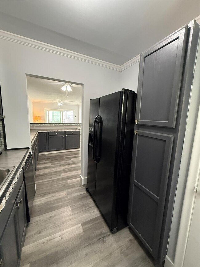 Building Photo - 2121 NE 42nd Ct