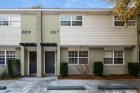 Building Photo - Inviting 2-Bedroom Townhome in Mount Pleasant