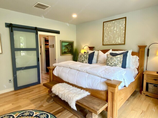 Building Photo - Stunning High-End Home on the 17th Hole at...