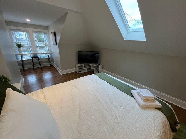 Building Photo - Dennison Ave 866-868 CR