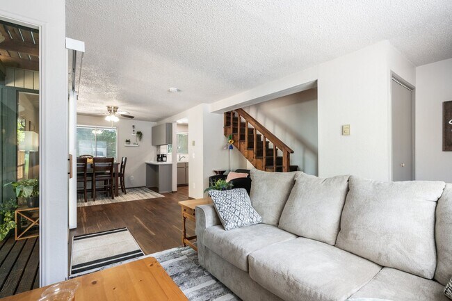 Building Photo - Westside 2BD Duplex