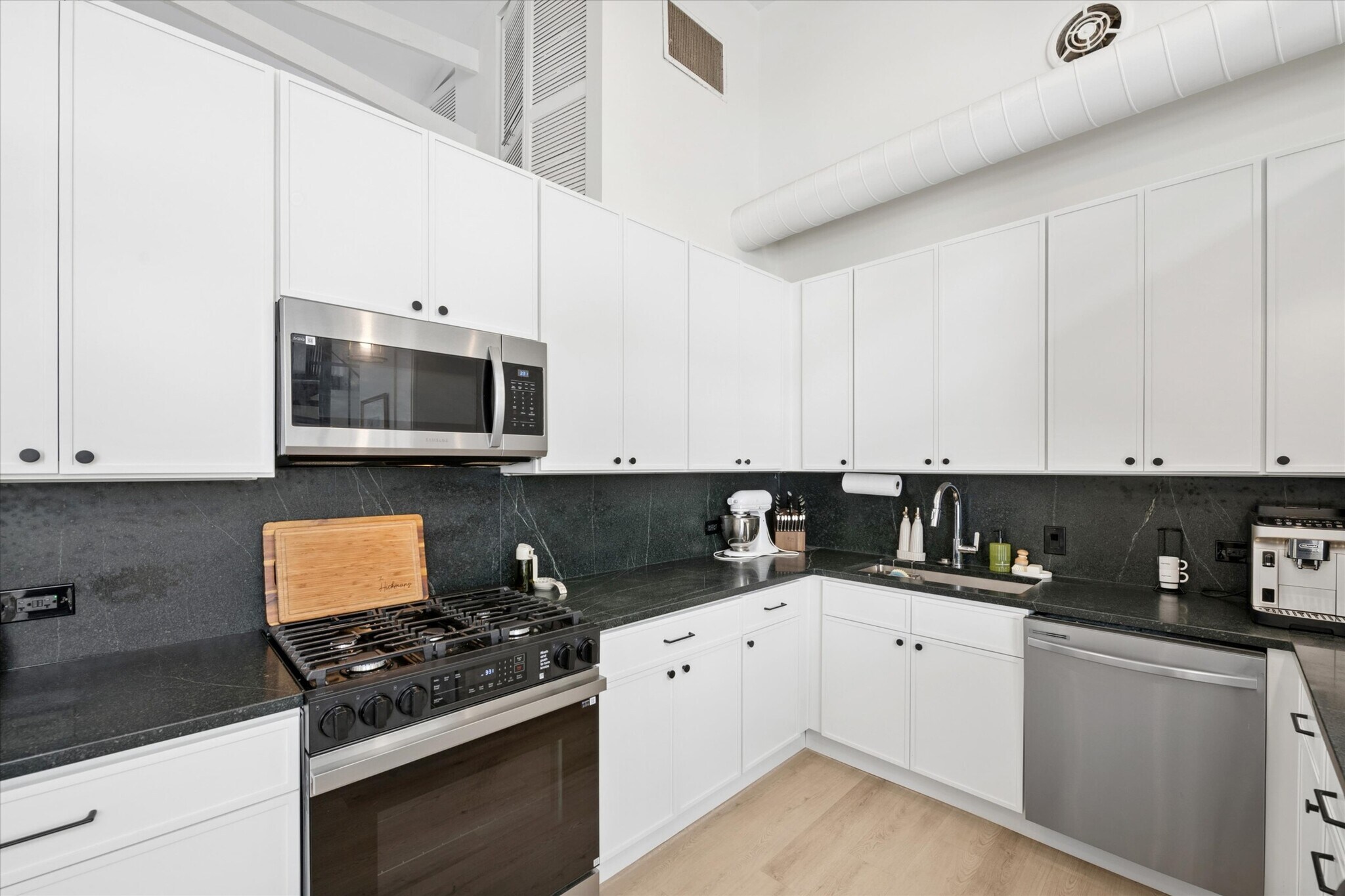 Building Photo - 1000 W Diversey Pky