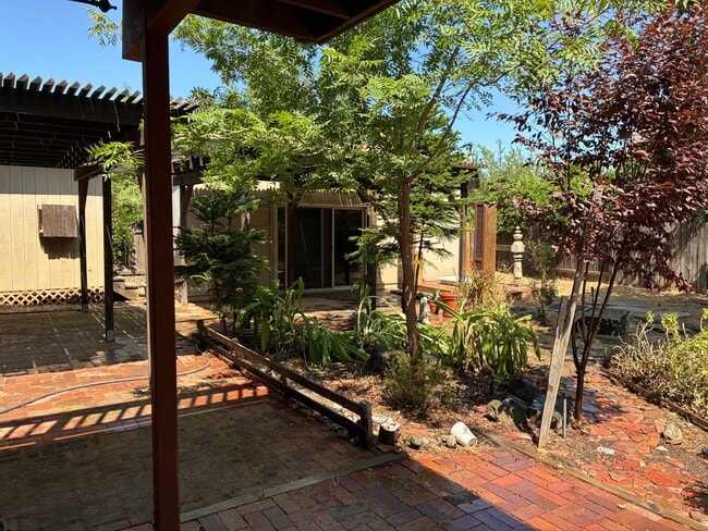 Building Photo - Beautiful West Davis home available in June