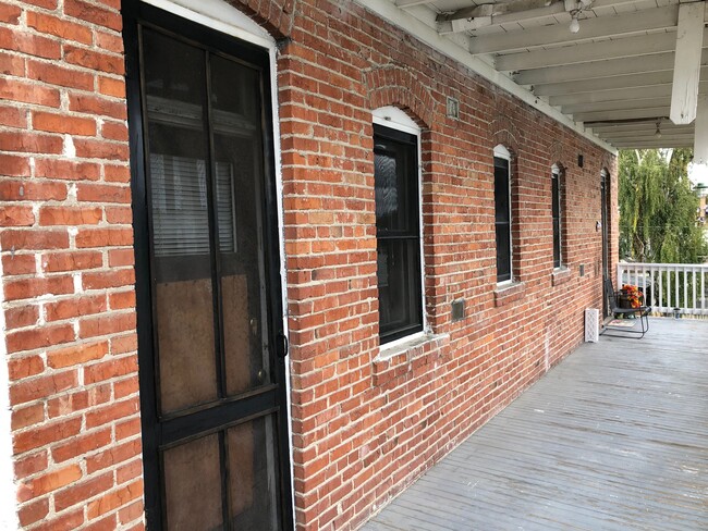 Building Photo - 625 Main St