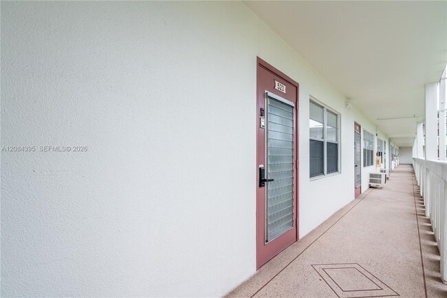 Building Photo - 523 Fanshaw M