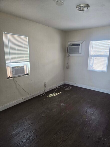 Building Photo - 413 W Van Buren Ave