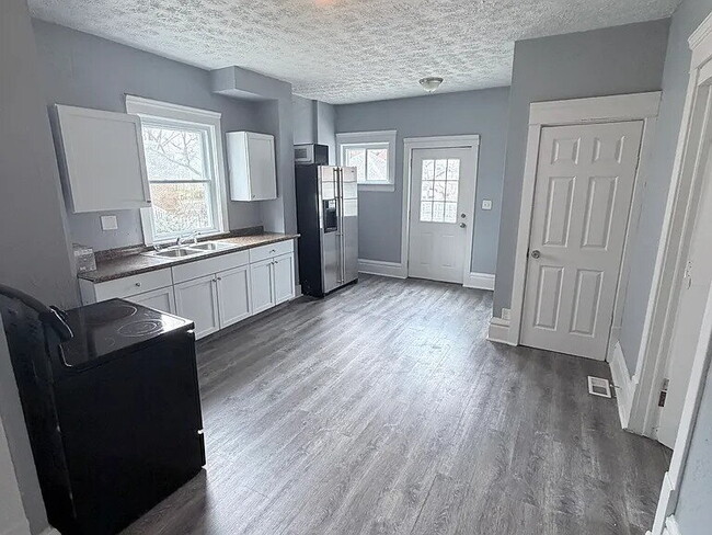 Building Photo - Spacious 6-bedroom, 3-bath home offering a flexible multi-level layout ideal for comfortable living