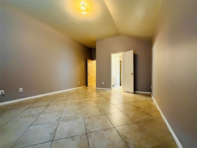 Building Photo - 19730 Cozy Cabbin Dr