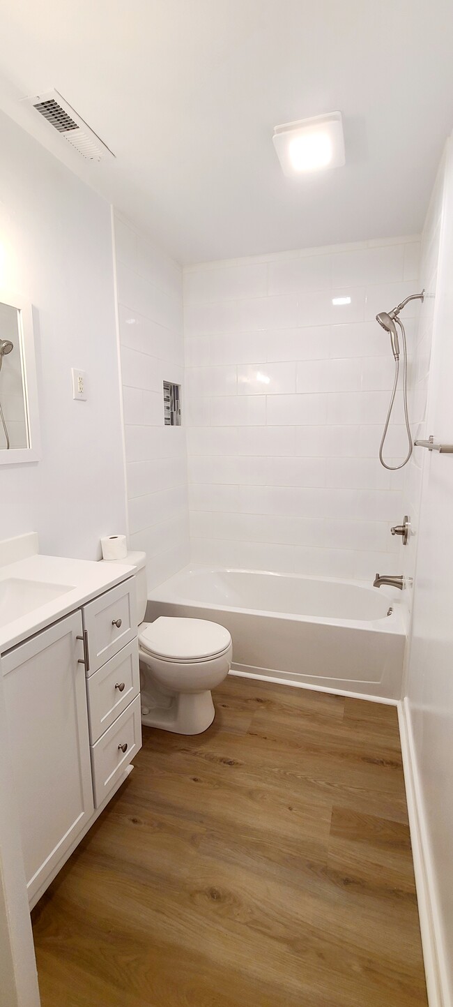 Building Photo - 207 Bland St