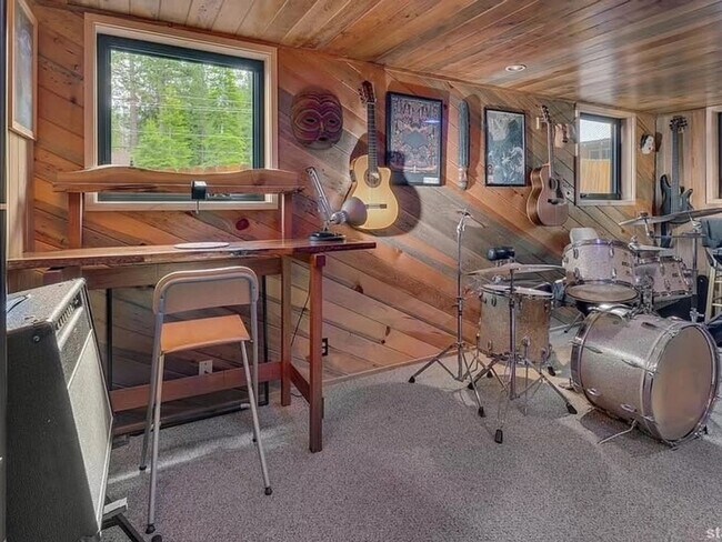 Building Photo - 4 Bedroom Single Family Home in South Lake Tahoe