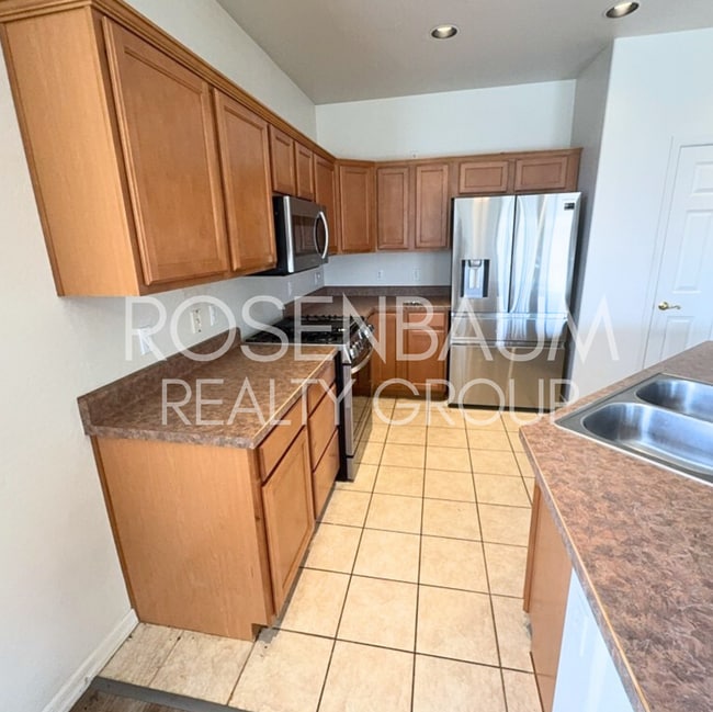 Building Photo - Beautiful 2BD/2BA Home with 2-Car Garage i...