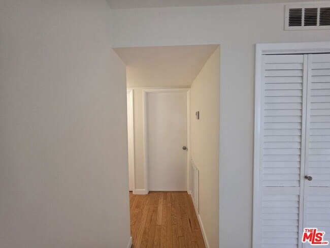 Building Photo - 1260 Vin Scully Ave
