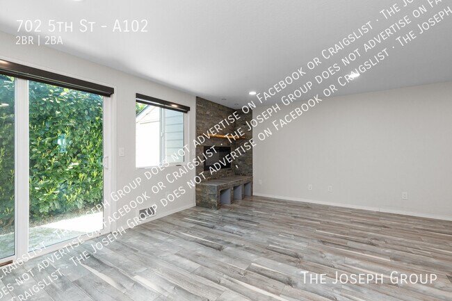 Building Photo - 702 5th St