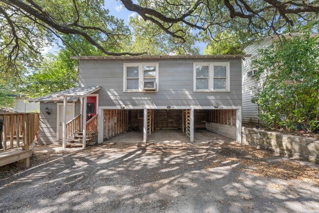 Building Photo - Charming 1-Bed Bungalow with Carport in Central San Antonio – Cozy, Bright, and Move-In Ready!