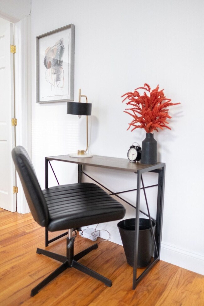 Building Photo - 305 E 95th St