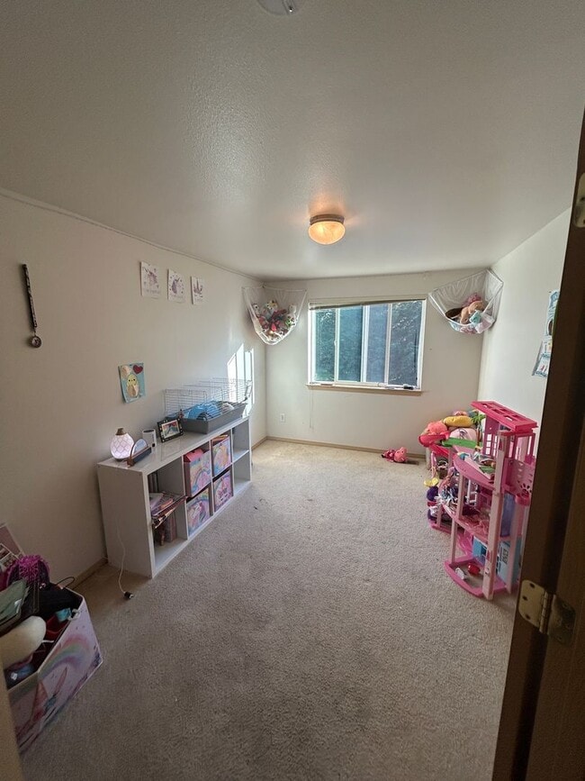 Building Photo - 4B, 2.5BA Pet-friendly home w/2-car garage...
