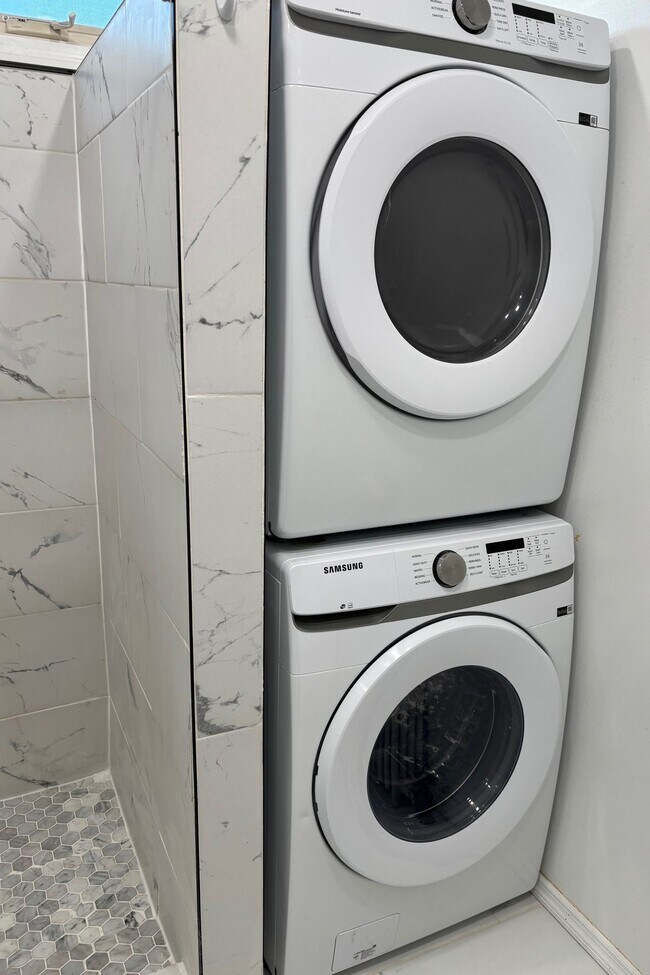 Building Photo - 2 Hasbrouck Ave