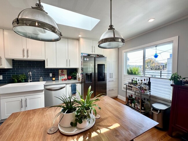 Building Photo - Modern & Bright 3BR/2BA Single-Family Home...