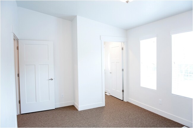 Building Photo - 422 W 200 N