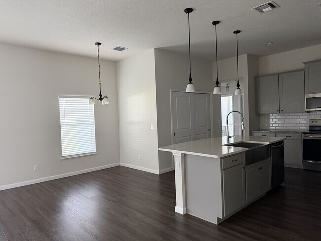 Building Photo - 4634 SW Athena Dr