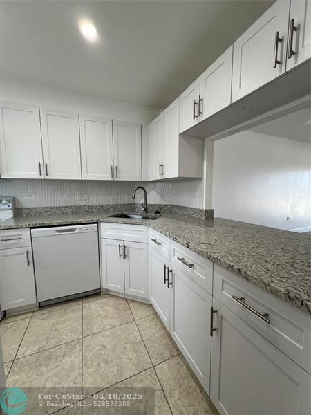 Building Photo - 2797 NE 51st St