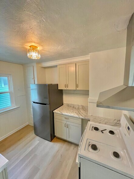 Primary Photo - 250 Saint Lawrence Ave