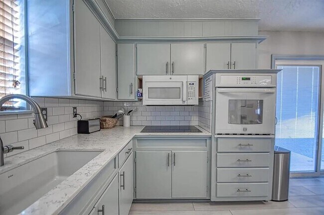 Building Photo - 505 Inwood Dr