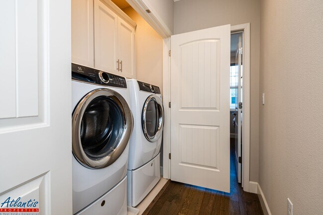 Building Photo - Gorgeous Condo | Premium Materials
