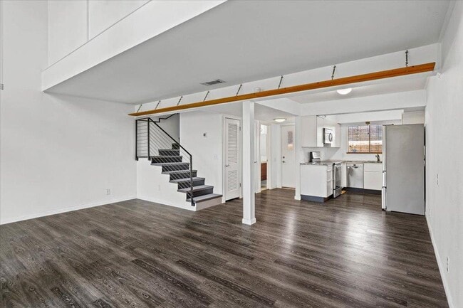 Building Photo - 1304 Mariposa Dr
