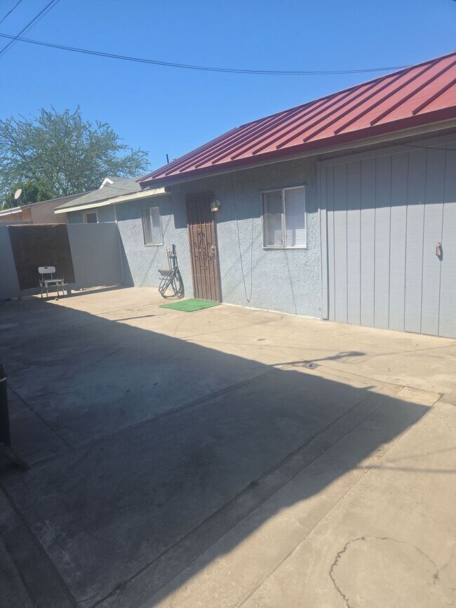 Building Photo - Must see this Large  one bedrom one bath  ADU home with availalbe off street parking.