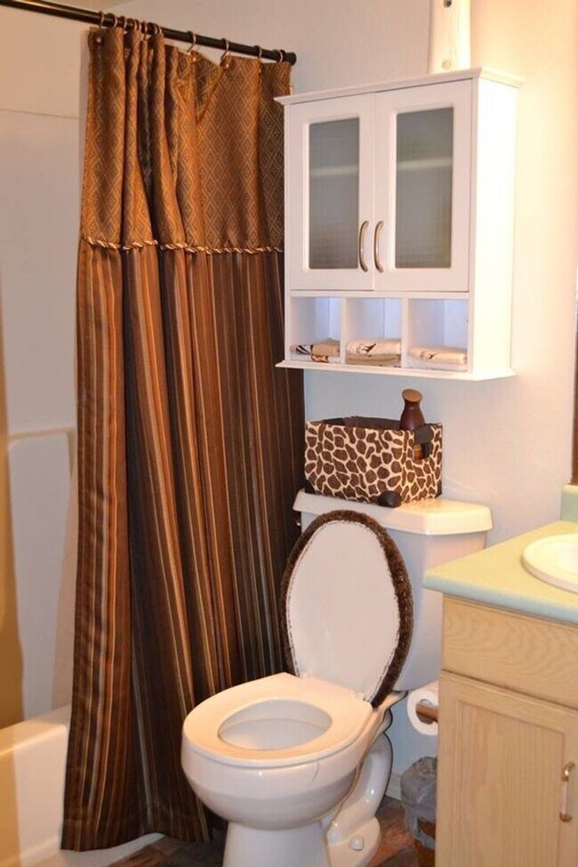 Building Photo - Furnished 2 bedroom 2 bath Loft Style Open...